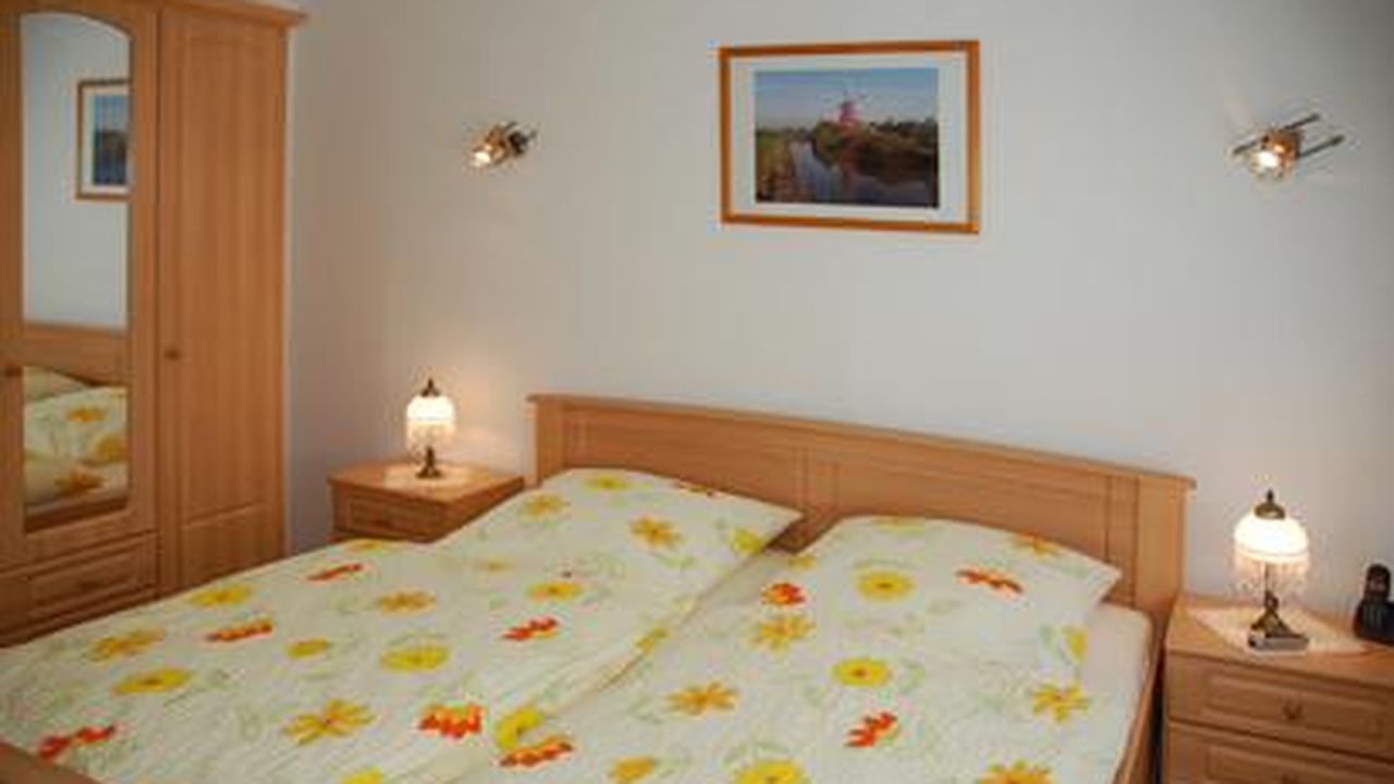Emsstrom ein_Schlafzimmer_mit_SAT_TV Emsstrom ein_Schlafzimmer_mit_SAT_TV